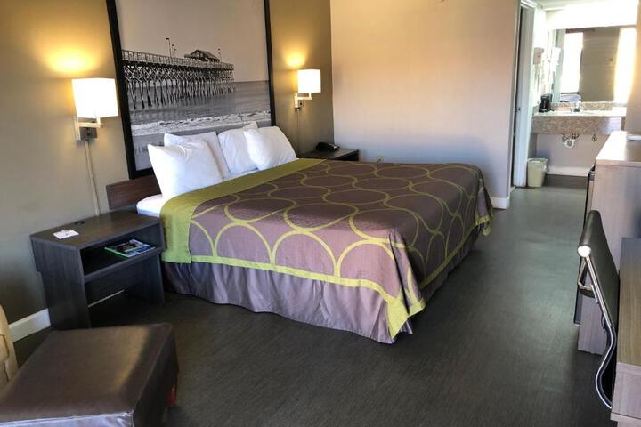 1 King Bed (3 of 7)