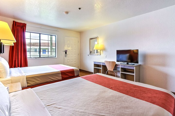 1 Queen Bed (2 of 12)