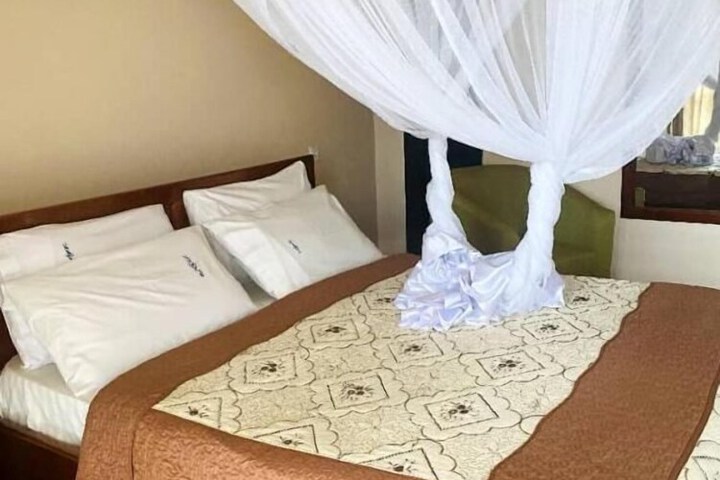 Room 10 of 28