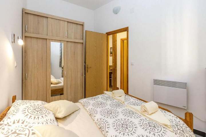 Room 5 of 40