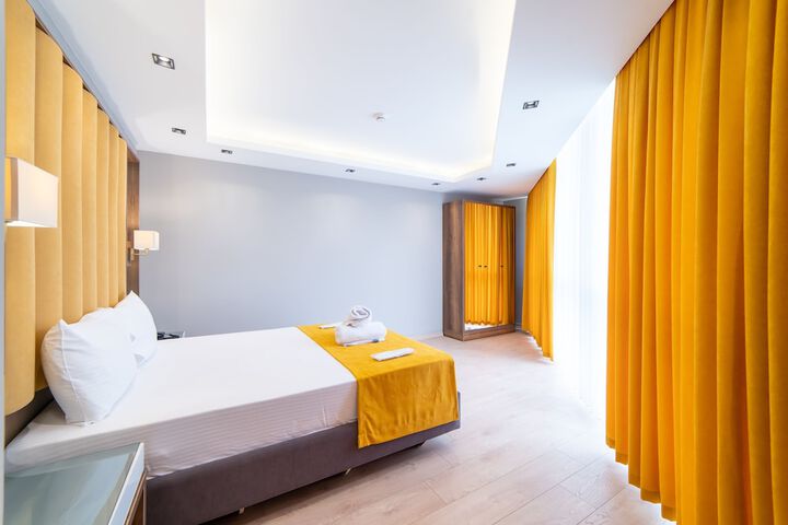Room 32 of 100