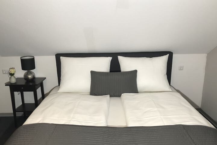 Room 13 of 33