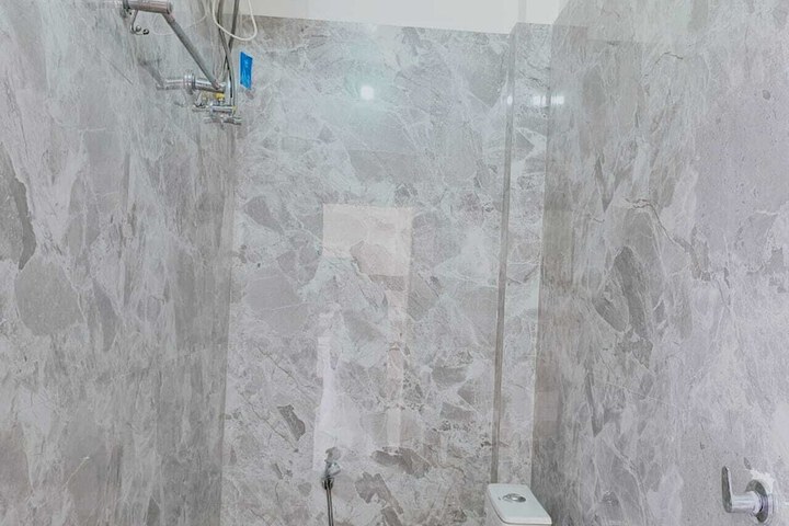 Room 6 of 8