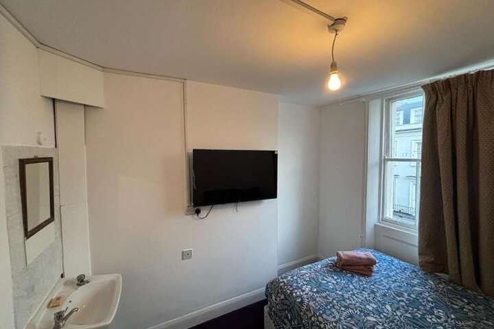 Room 6 of 18
