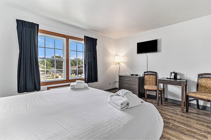 Economy Queen Bed Lake View Patio (24 of 82)