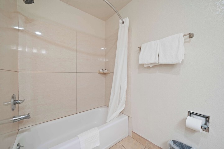 2 Queen Beds High Speed Internet Accessible Microwave and Refrigerator Safe Full Breakf (12 of 34)