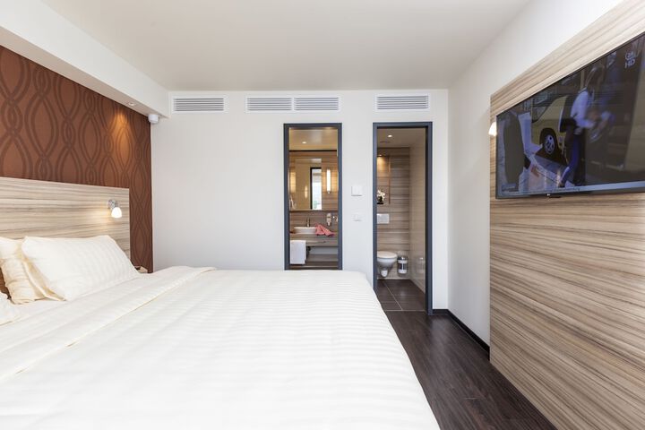 Room 1 of 70