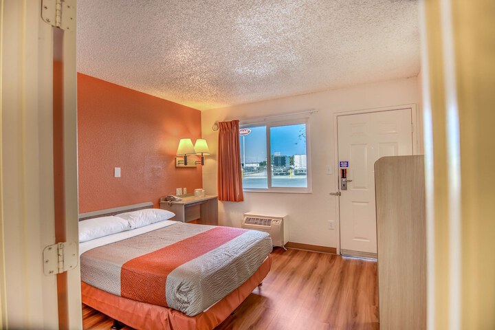 1 Queen Bed (3 of 7)