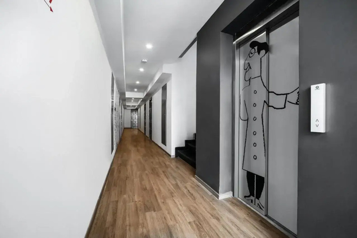 Room 10 of 13