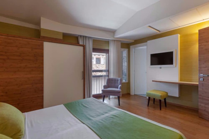 Room 14 of 83