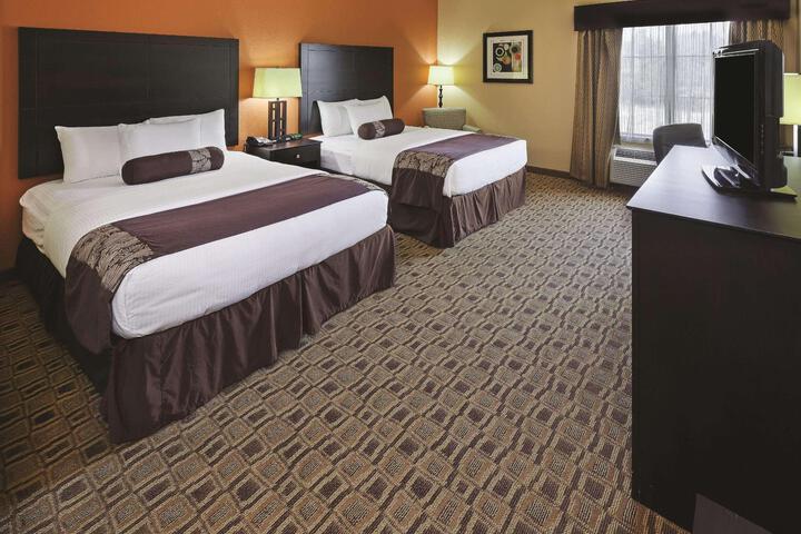 2 Queen Beds (3 of 5)