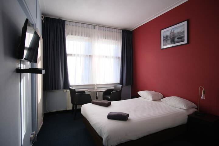 Room 3 of 82