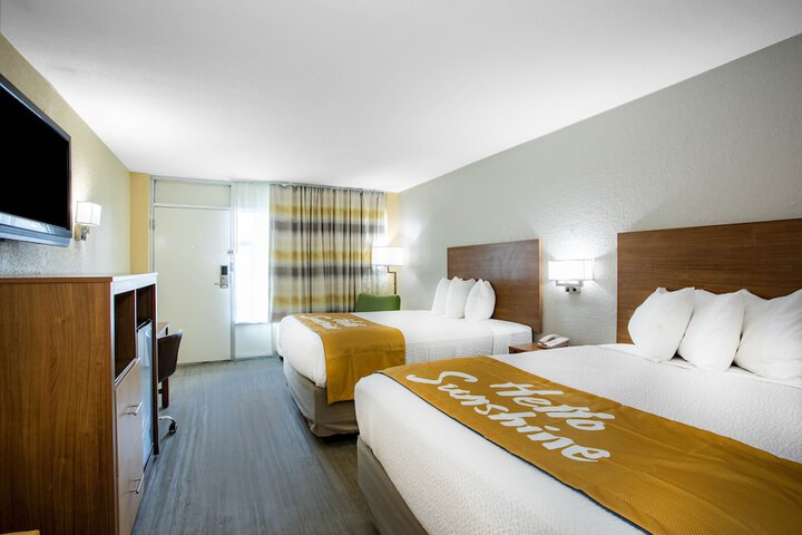 1 Queen Bed (16 of 18)