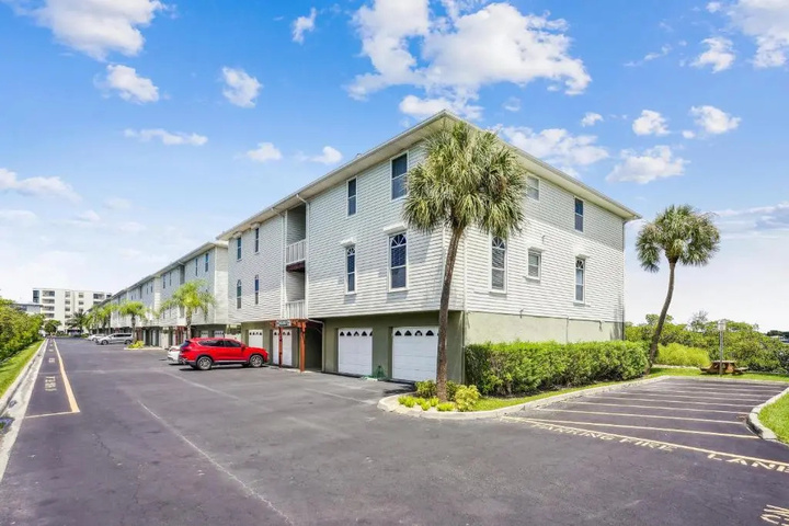 Exterior of Mariners Pointe 202
