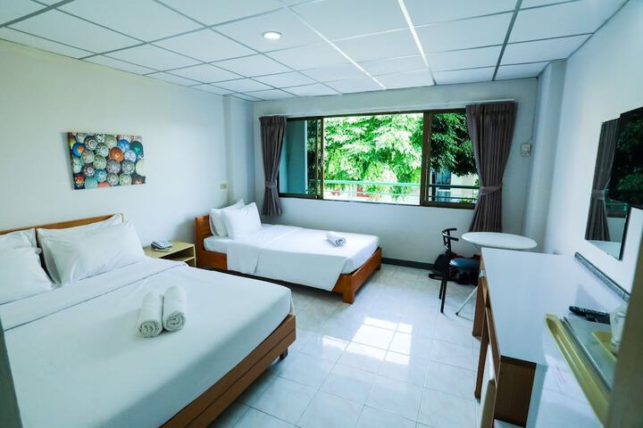 Room 13 of 33