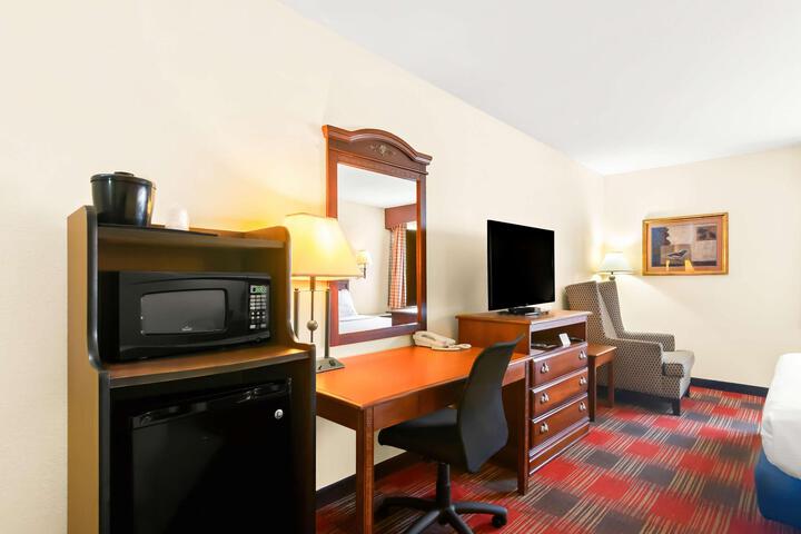 Suite 1 King Bed Jacuzzi Microwave and Refrigerator High Speed Internet Accessible Continental Breakfast (5 of 6)