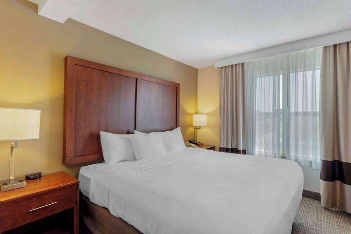 1 King Bed (5 of 12)
