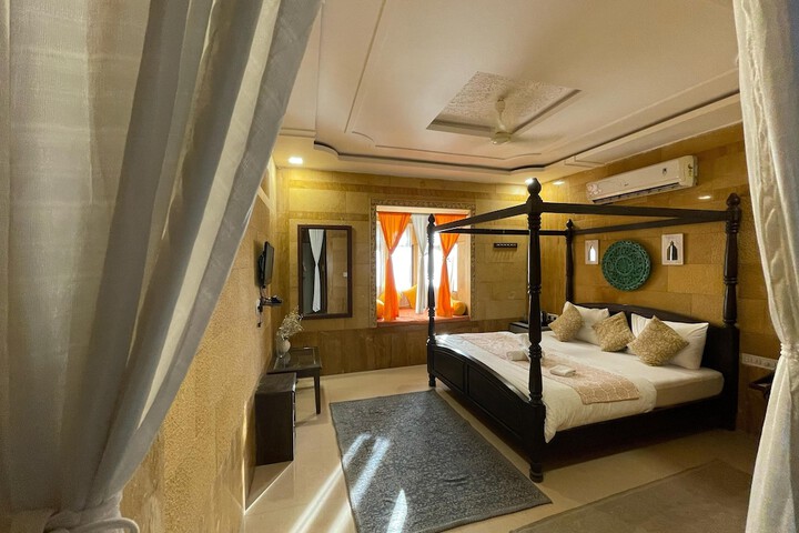Room 5 of 12