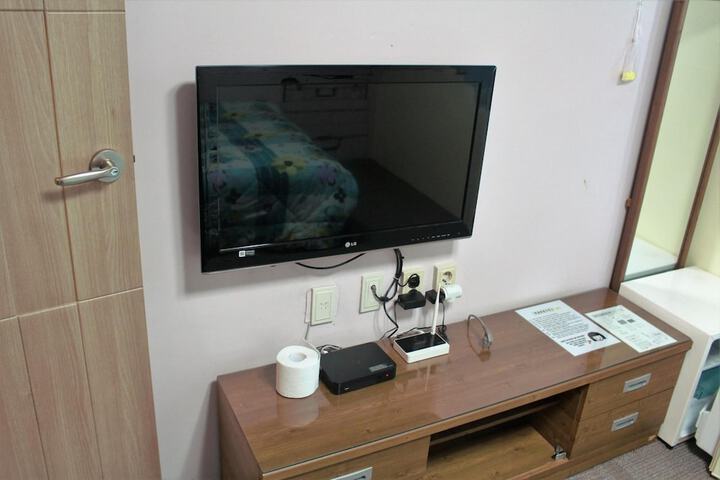Room 13 of 32