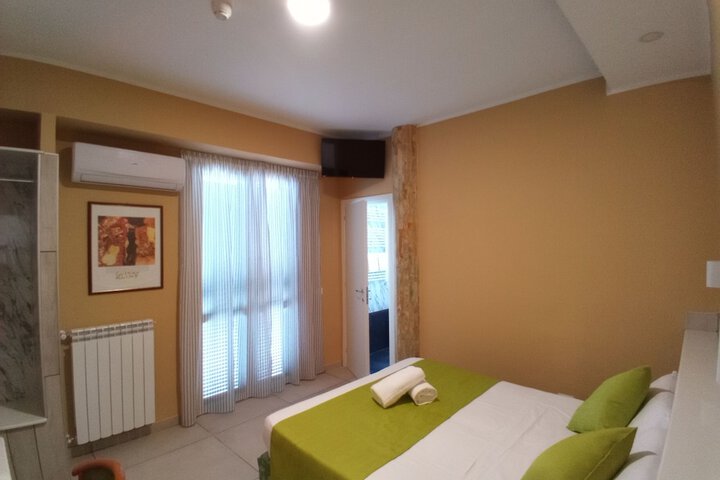 Room 28 of 79