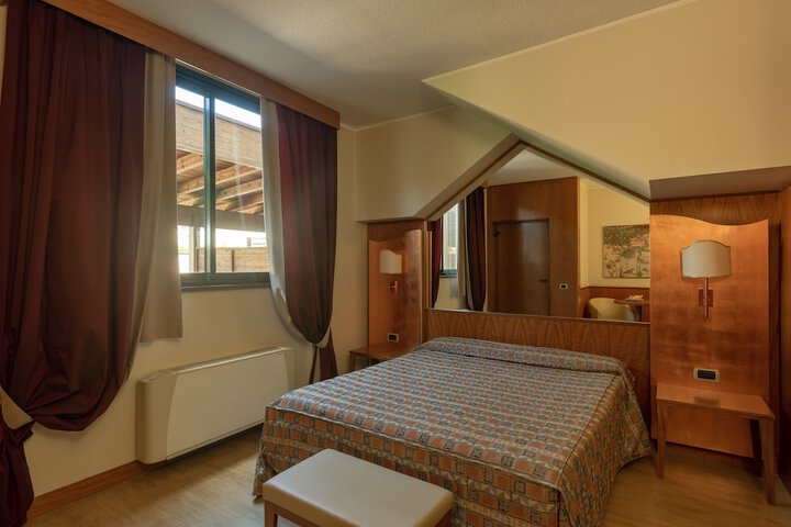 Room 6 of 25