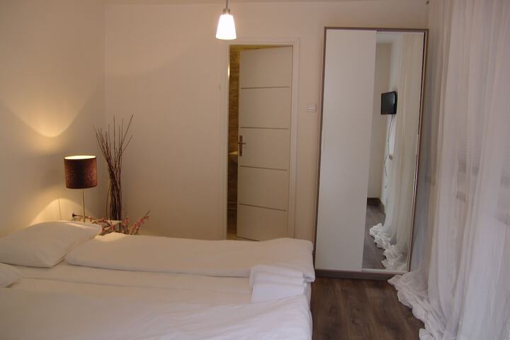 Room 16 of 62