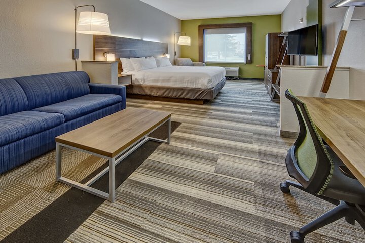 2 Queen Bed Suite Additional Living Area (2 of 7)