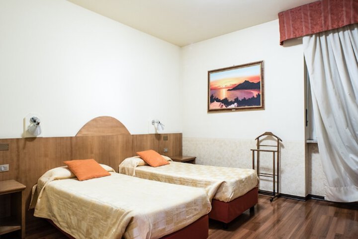 Room 4 of 61