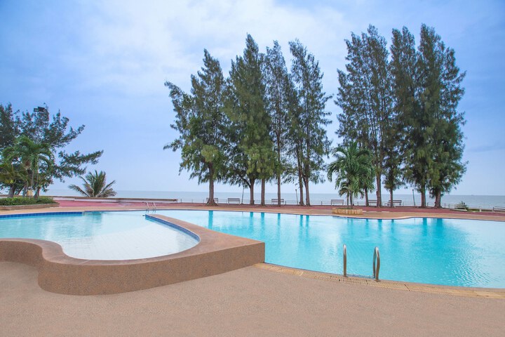 Hotel with Pool
