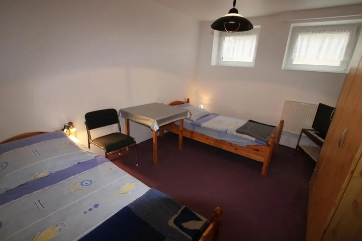 Room 9 of 12