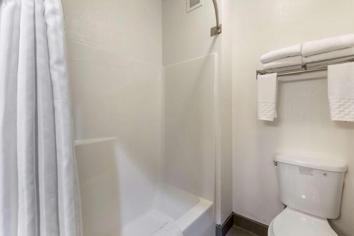 1 King Bed Microwave and Refrigerator WiFi Full Breakfast (16 of 31)