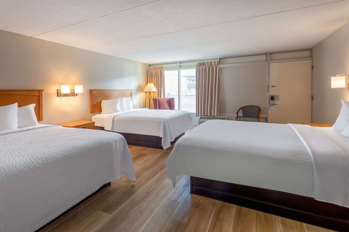 1 Queen Bed (10 of 14)