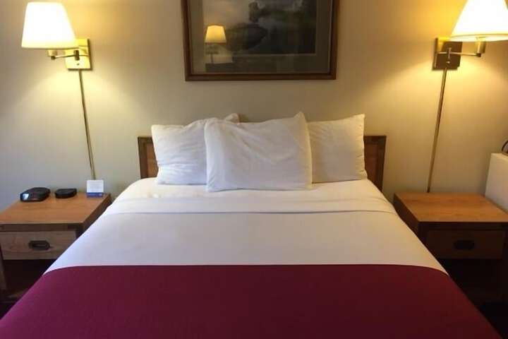 1 Queen Bed (13 of 15)