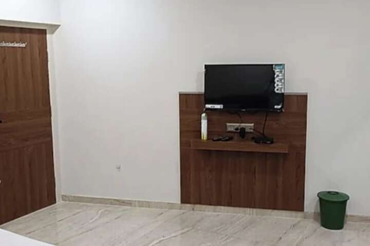 Room 5 of 9