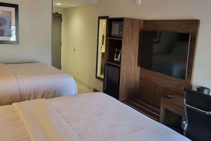 2 Queen Beds Keurig Coffee Maker Microwave and Refrigerator 50 Inch Flat Screen Television Full Breakfast (1 of 6)