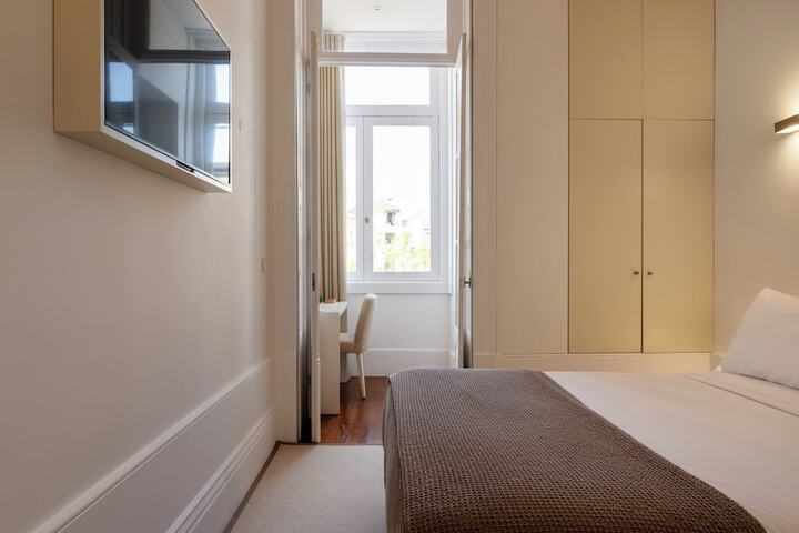 Room 32 of 59