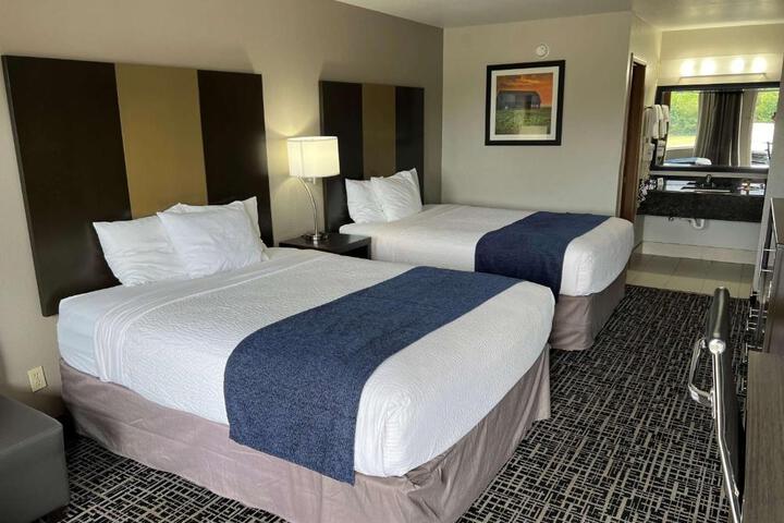 2 Queen Beds (12 of 15)
