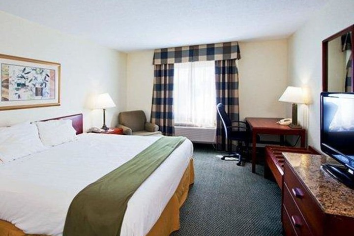 1 King Bed (1 of 6)