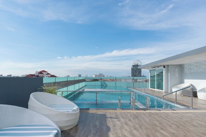 Hotel Pool