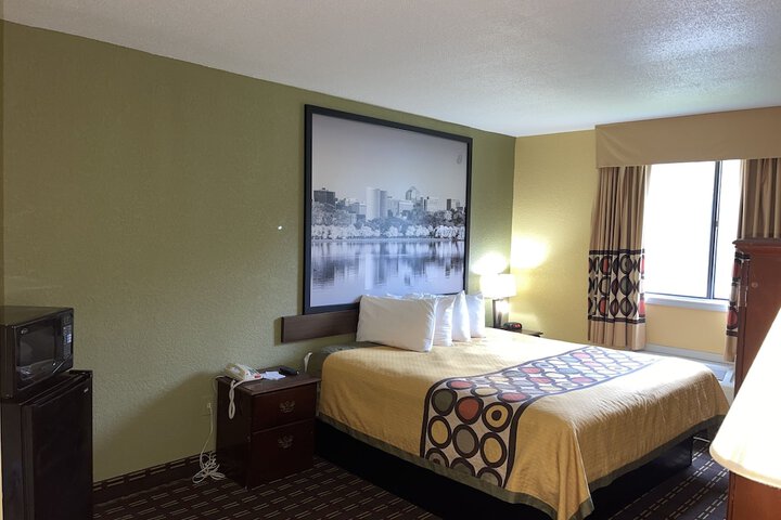 1 King Bed (4 of 5)