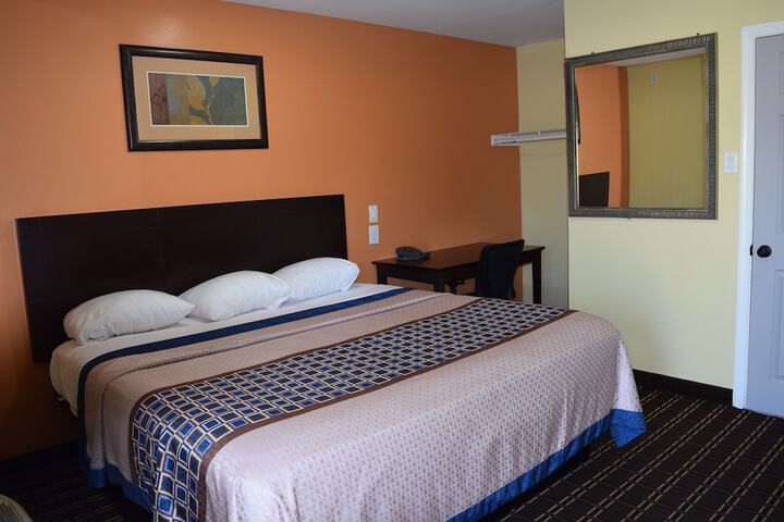 1 Queen Bed (17 of 55)