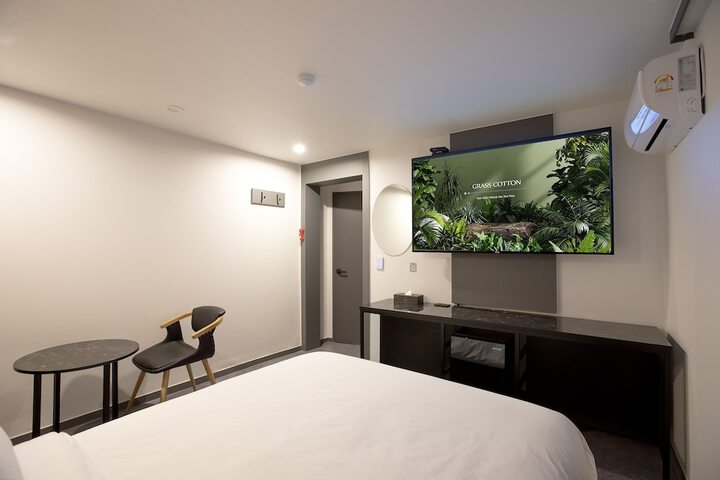 Room 28 of 40
