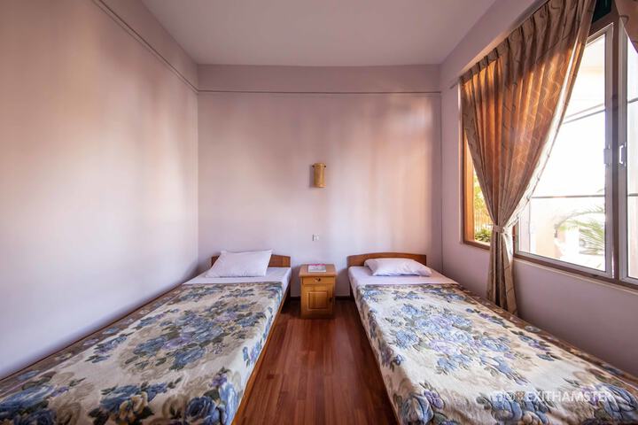 Room 11 of 28