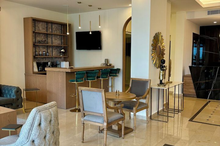 Lounge 38 of 69