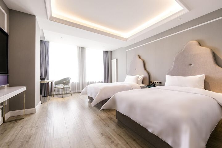 Room 4 of 12