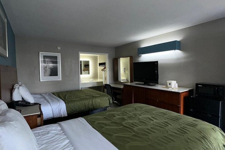 2 Double Beds Accessible (15 of 33)