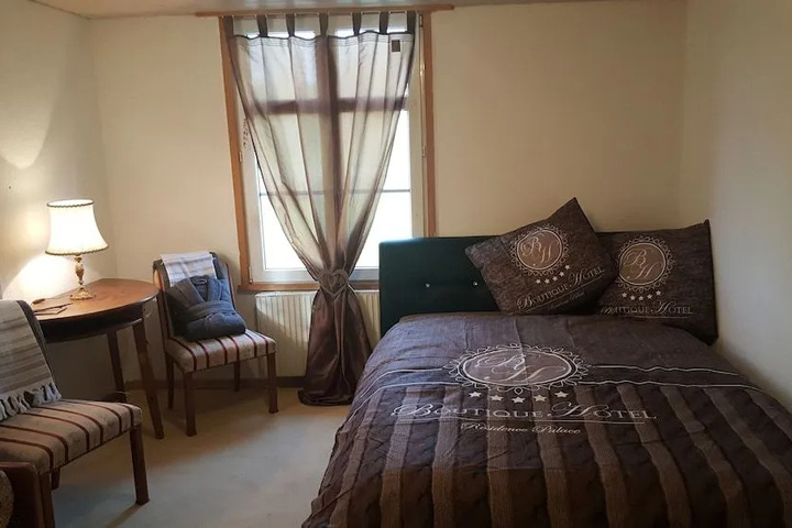 Room 6 of 27
