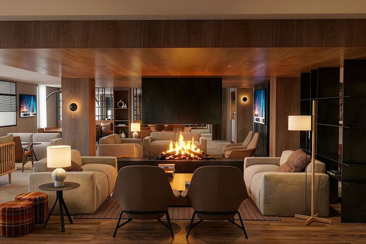 Lounge 47 of 54