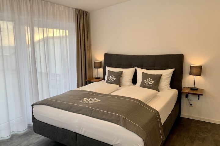 Room 4 of 33
