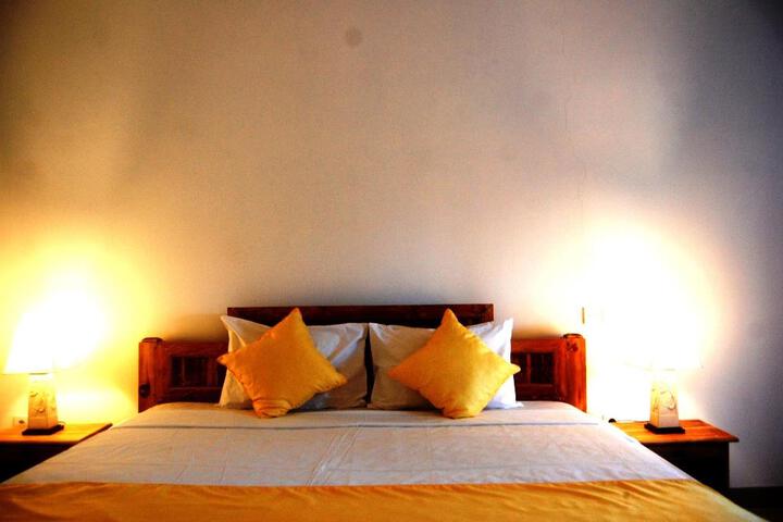 RedDoorz near Batubelig Beach 2